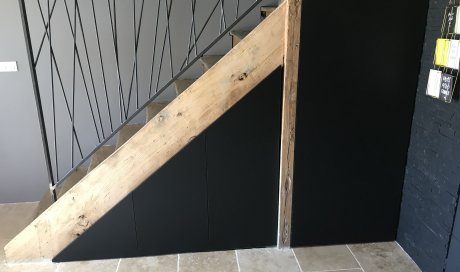 Aménagement sous escalier noir mat